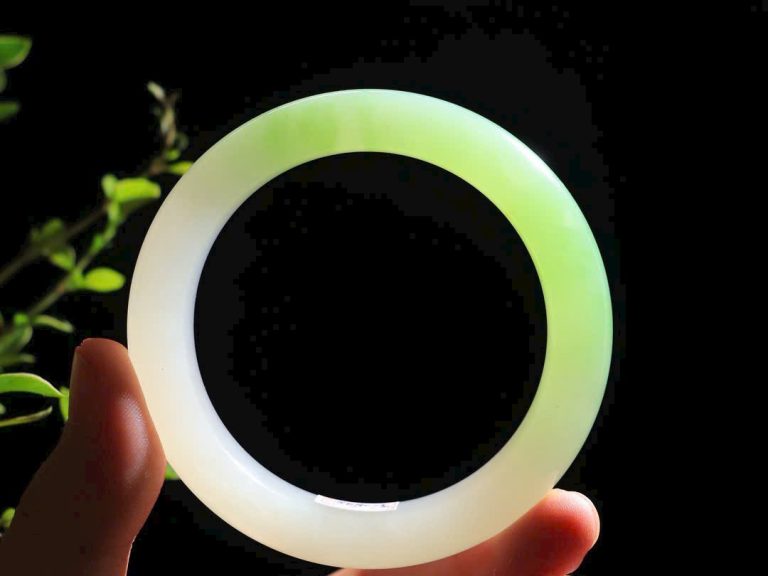 Vòng tay Thuý sắc di nhân