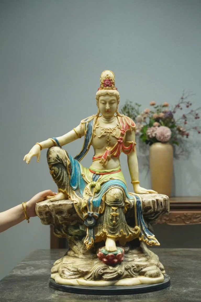 Tượng Quan Âm Thủy Nguyệt
